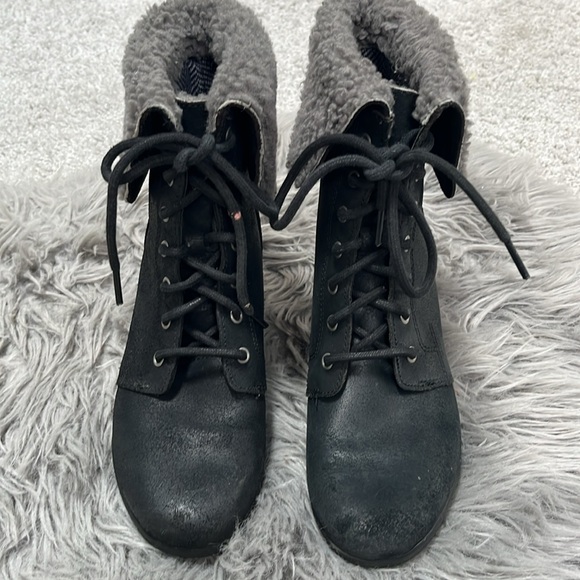 Ugh Zea black sherpa wedge boot size 7 - Picture 3 of 9